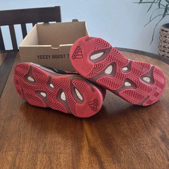 Yeezy Boost 700 - Picture 6 of 10